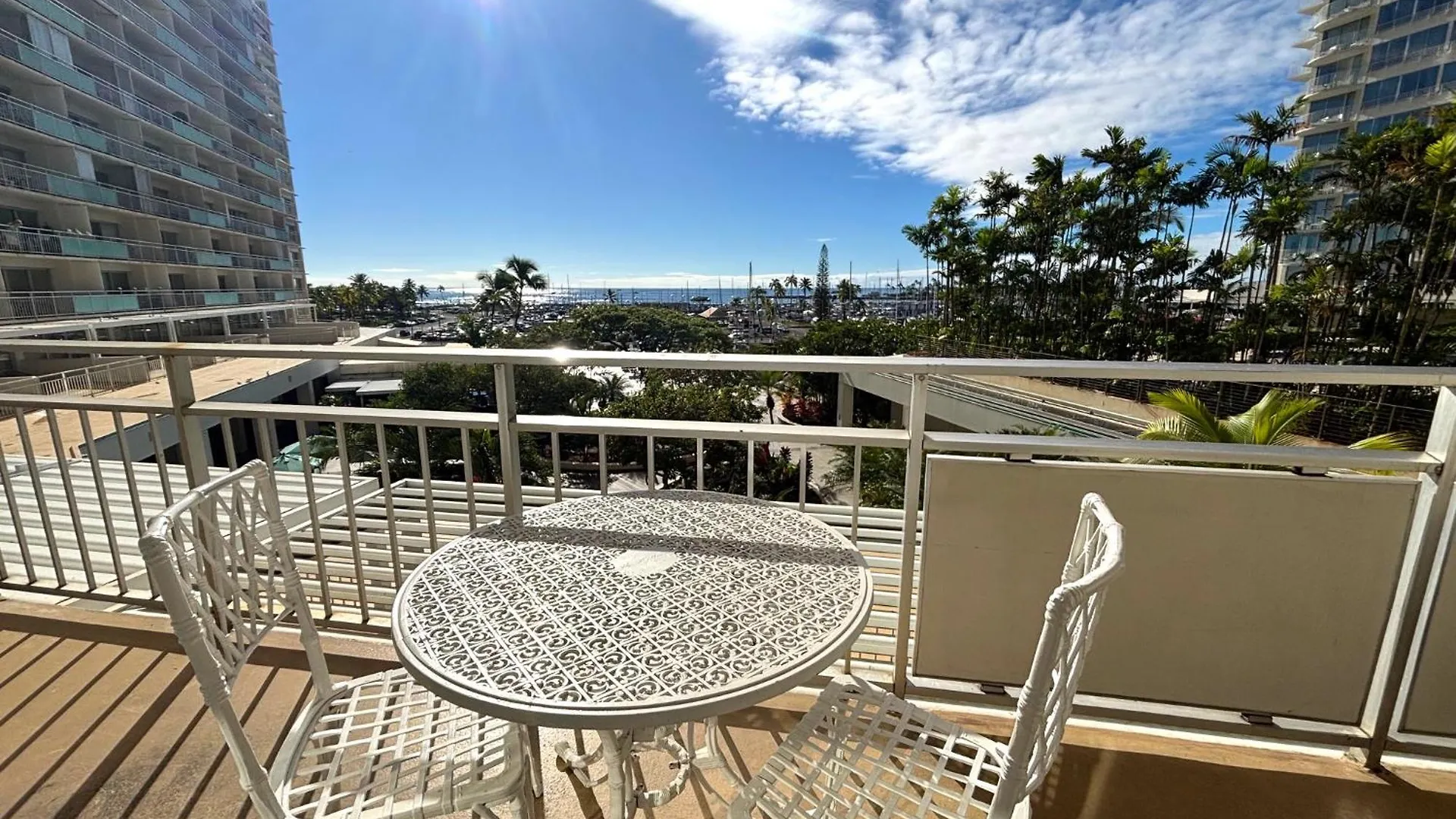 Ilikai Apt 308 - Spacious Studio With Stunning Ocean & Harbor Views Honolulu