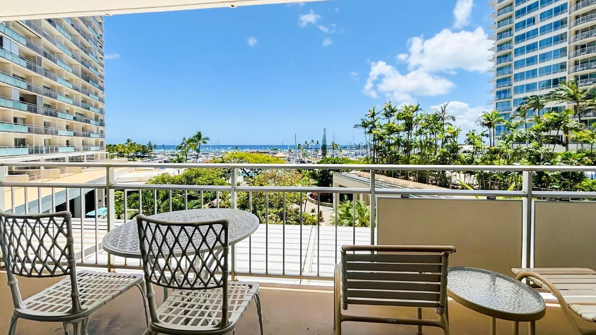 Ilikai Apt 308 - Spacious Studio With Stunning Ocean & Harbor Views Honolulu Holiday home